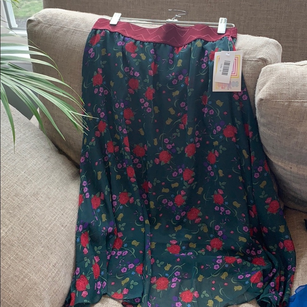 lularoe lola skirt with rose design on it